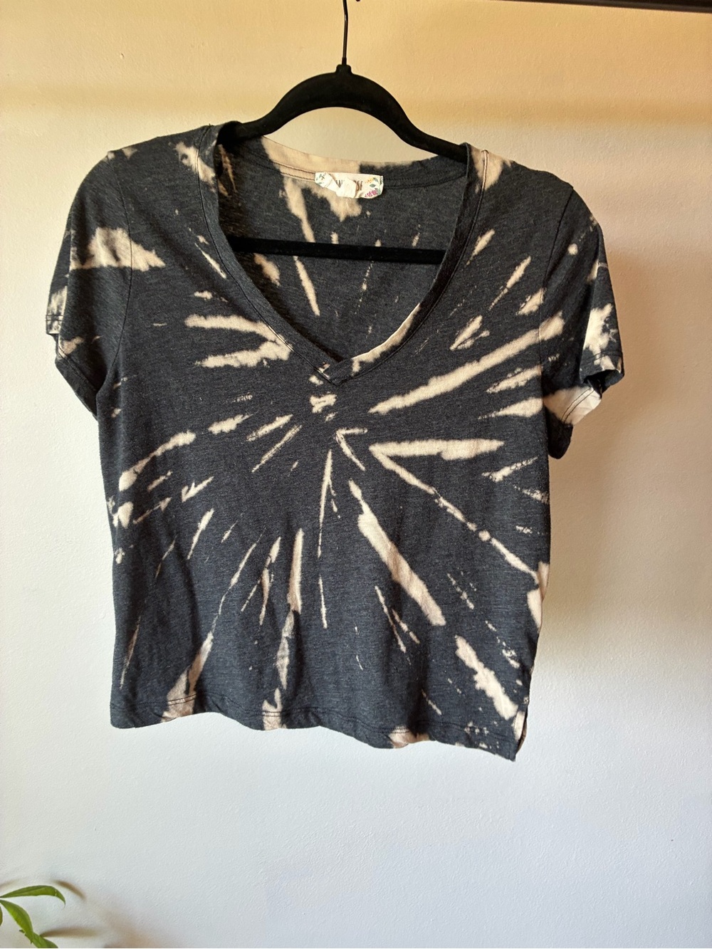 Pink Rose Black Bleach Tie Dye V-Neck Tee Size M